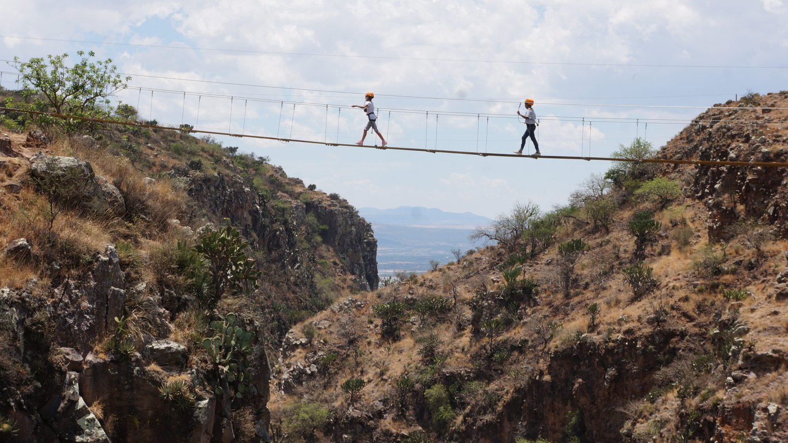 travesia aerea y puente colgante en san miguel de allende rio adventure mexico