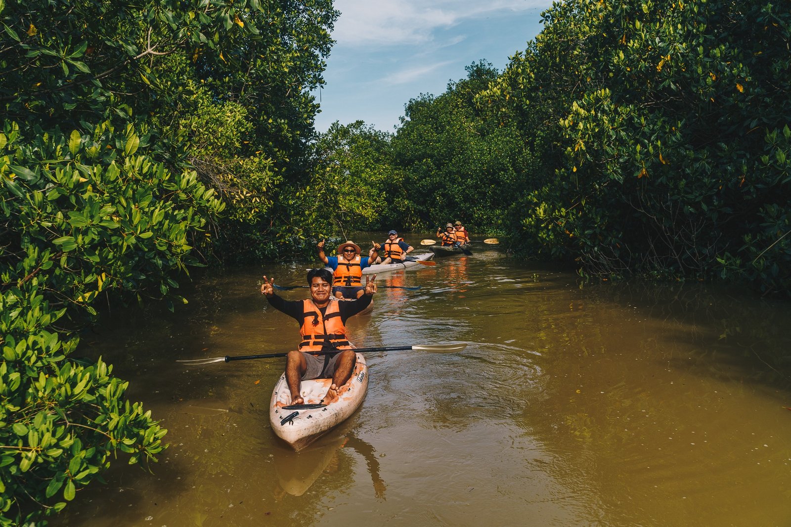 kayak en la laguna de manialtepec en puerto escondido rio adventure mexico