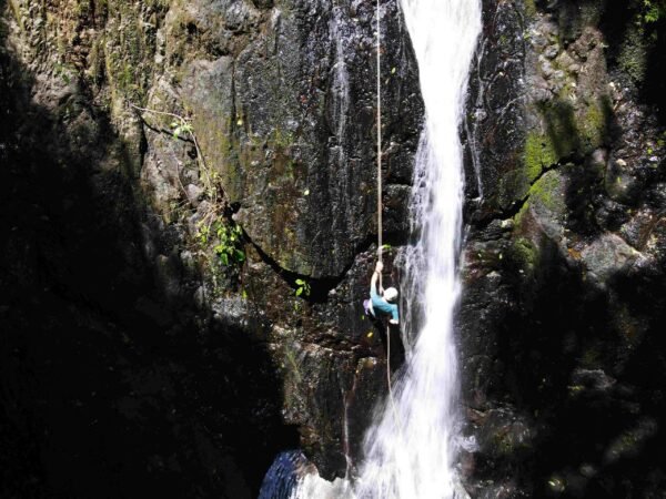 rappel en la cascada de aculco y prismas basalticos rio adventure mexico