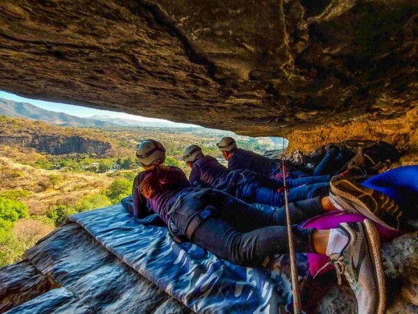 campamento en la grieta en malinalco rio adventure mexico