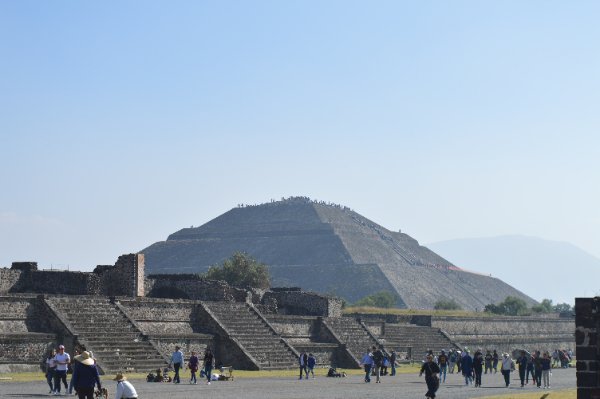 piramides en teotihuacan rio adventure mexico