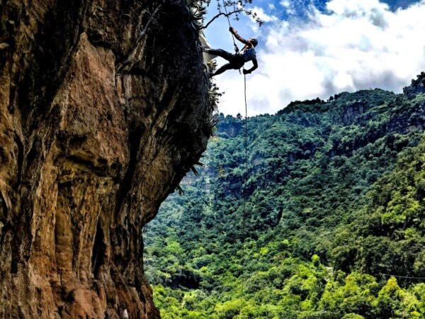 rappel en malinalco en el tambor rio adventure mexico