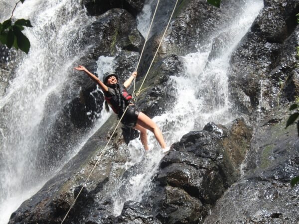 descenso en rappel en cascadas en ocuitlan malinalco rio adventure mexico