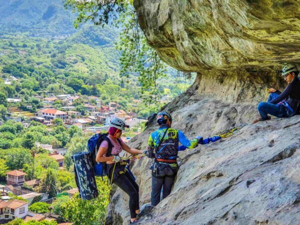 campamento en la grieta en malinalco rio adventure mexico